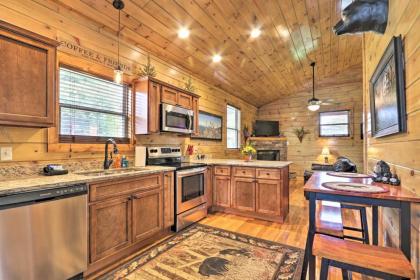 Luxe Cozy Cabin with Hot Tub and Pool Near Town!